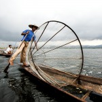 ngư dân đánh cá trên hồ Inle