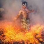 Lễ hội ném lửa truyền thống trên đảo Bali