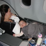 Kinh nghiệm đi máy bay khi có trẻ em