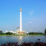 Đến Jakarta, bạn không thể bỏ qua Monas, địa điểm tham quan du lịch nổi tiếng nhất của Jakarta. Monas gồm các tượng đài cao 137m nằm ở ngay trung tâm của Merdeka, thành phố Jakarta. Từ tầng trên cùng của tượng đài du khách có thể quan sát toàn khung cảnh của thành phố Jakarta. Khung cảnh vào ban đêm luôn tạo nên nhiều hứng thú cho du khách tham quan Indonesia. Ngoài ra, Monas còn có tầng hầm, với những lối đi mạo hiểm như trong những câu chuyện lịch sử của Indonesia.