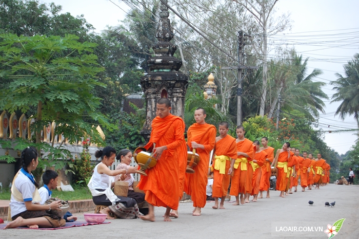 Buổi sáng Luang Prabang ấn tượng với cảnh những nhà sư nối hàng dài đi khất thực