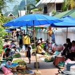 Chợ sáng nằm dưới chân núi Phousi ở Luang Prabang