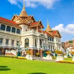 Du khách thoải mái thăm quan cung điện Hoàng gia ở Thái Lan
