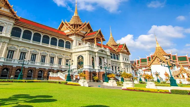 Du khách thoải mái thăm quan cung điện Hoàng gia ở Thái Lan