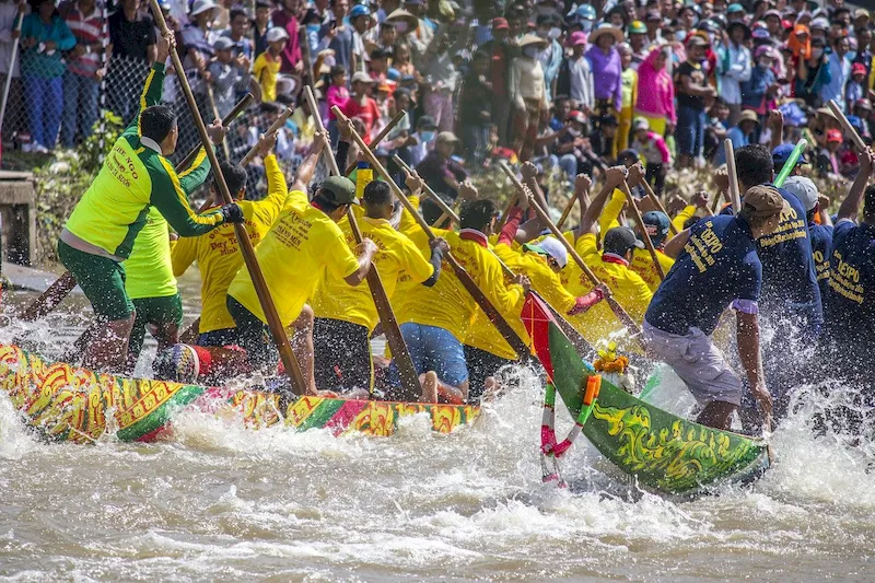 Du lịch Lào khám phá Lễ hội Luang Prabang đua thuyền 2022